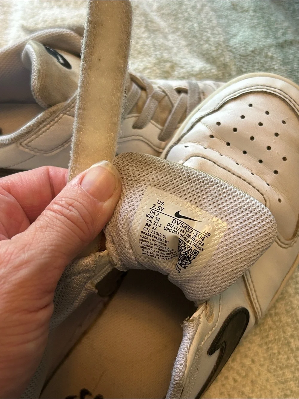 Nike Kids White and Black Velcro Low-Top Sneakers Sz y2.5